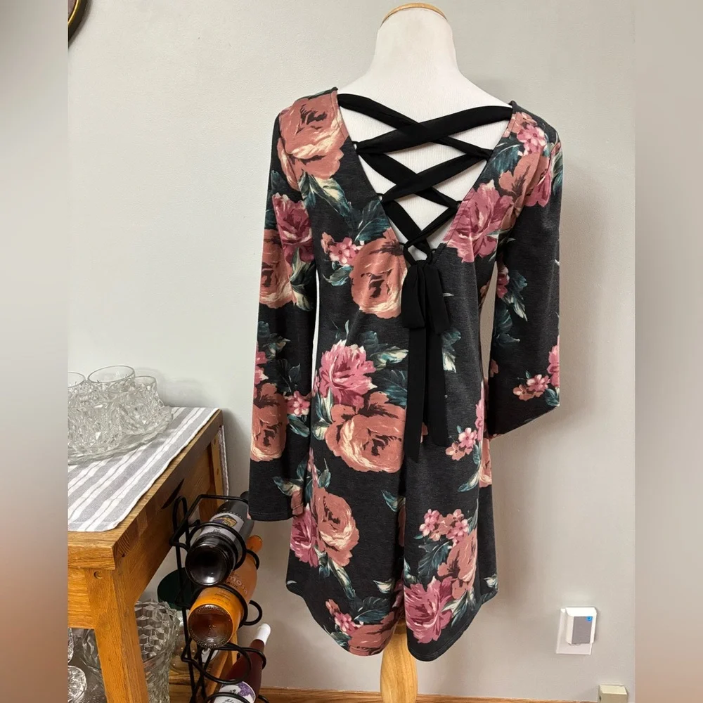 Ladies gray, rose and salmon-toned floral dress with lattice tie. Size M - Picture 2 of 4